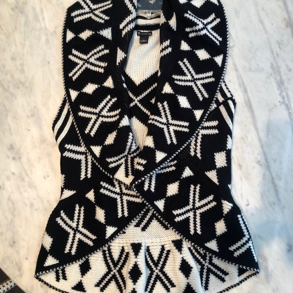 ND New Directions Sweater Vest - Size Petite Small - Black and White